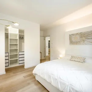 Elegant Pied-a-terre - Free Wifi, Private Parking & Air Conditioning Appartamento